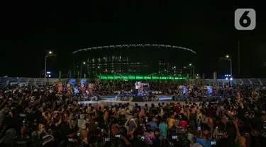 Masyarakat menonton Festival Tabuh Bedug Malam Takbiran di Jakarta International Stadium (JIS), Jakarta, Minggu (1/5/2022). Pemerintah Provinsi DKI Jakarta menyelenggarakan Festival Beduk bertepatan dengan malam menyambut Idul Fitri 1443 Hijriah. (Liputan6.com/Faizal Fanani)