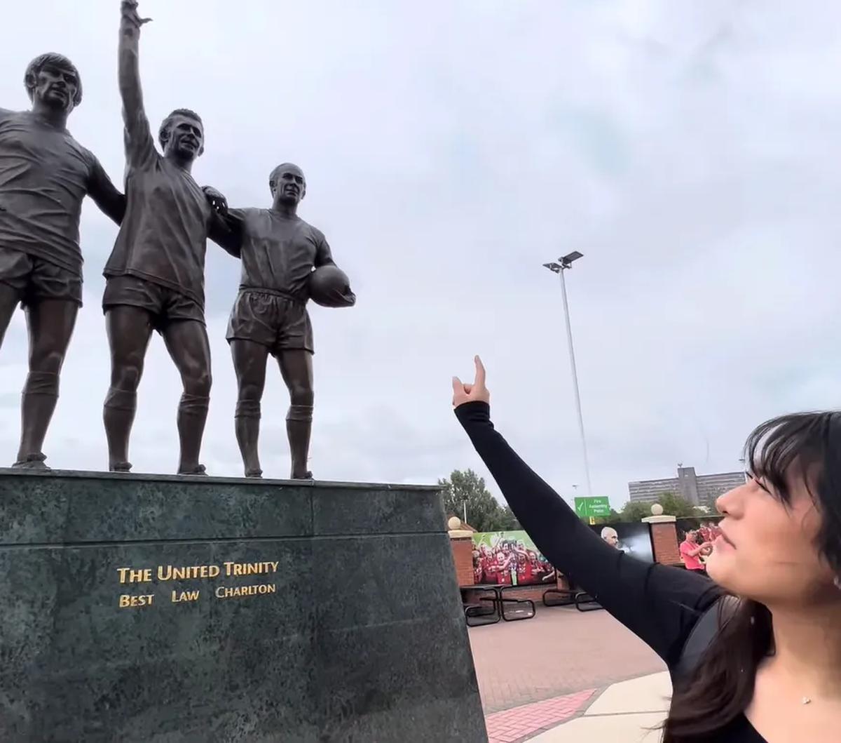 Stadion Old Trafford memiliki kapasitas sekitar 76.000 kursi. Stadion ini merupakan stadion terbesar ketiga di Inggris.