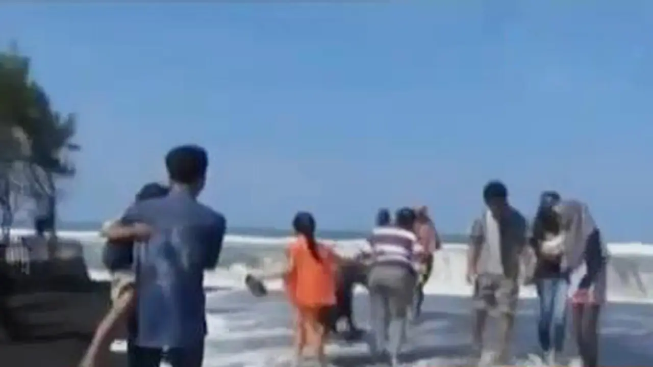 VIDEO: Warga Nekat Dekati Bibir Pantai Meski Ada Gelombang Tinggi