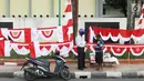 Warga saat membeli bendera dan aksesori kemerdekaan RI, Jakarta Selatan, Selasa (1/8). Penjualan bendera serta aksesori kemerdekaan ditawarkan dengan harga bervariasi, mulai Rp10ribu hingga Rp250ribu. (Liputan6.com/Immanuel Antonius)