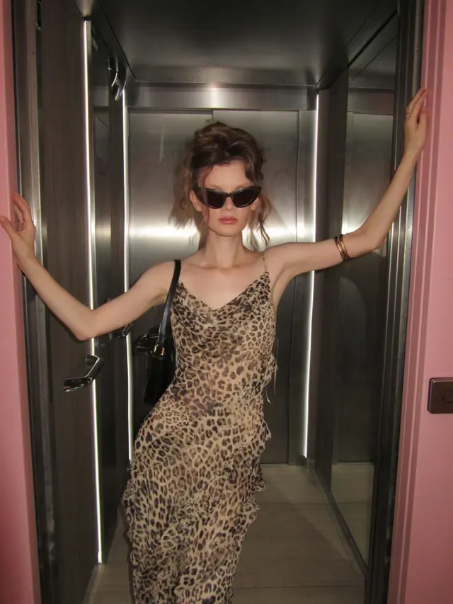 Inspirasi Outfit Mob Wife Aesthetic yang Glamor, Chic, dan Selalu Ikonis