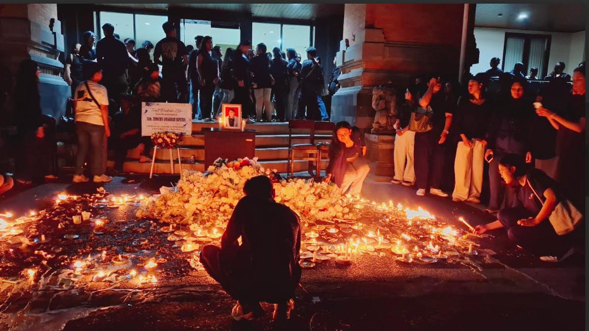Isak Tangis Keluarga dan Rekan Kenang Sosok TAS, Mahasiswa Universitas Udayana yang Jatuh dari Gedung FISIP