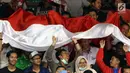 Suporter membentangkan bendera saat menyaksikan laga Indonesia melawan Qatar di Kejuaraan Voli Asia 2017 di GOR Tri Dharma, Gresik, Rabu (26/7). Indonesia unggul 3-2 (24-26, 14-25, 25-20, 25-21, 15-11). (Liputan6.com/Helmi Fithriansyah)