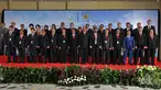 Ketua Mahkamah Konstitusi (MK) Arief Hidayat (tengah) selaku Presiden Asosiasi MK se-Asia foto bersama Sekretaris Jenderal (Sekjen) negara-negara peserta pertemuan Sekjen MK se-Asia di Jakarta, Senin (25/5/2015). (Liputan6.com/Herman Zakharia)