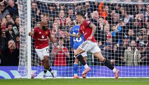 Benjamin Sesko dan Bryan Mbeumo merayakan gol kedua Manchester United dalam pertandingan Premier League melawan Sunderland di Stadion Old Trafford, Manchester, Inggris, Sabtu, 4 Oktober 2025. (Foto AP/Dave Thompson)