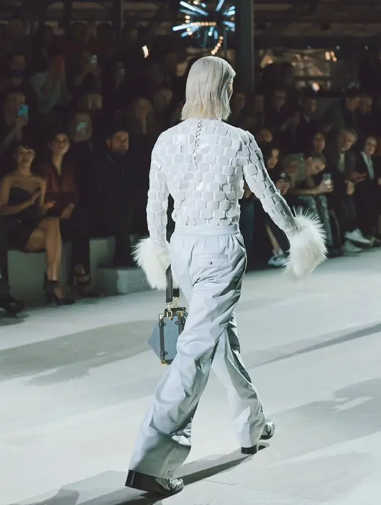 Felix bergabung dengan keluarga Louis Vuitton pada musim panas 2023, menandatangani kontrak sebagai duta dari brand ini bersama Zendaya, J-Hope BTS, dan Hoyeon Jung. [Foto: Instagram/destinstay]