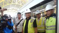 Menteri Perhubungan Budi Karya Sumadi usai menaiki LRT Palemnbang dalam uji dinamis untuk pertama kali (Liputan6.com / Nefri Inge)