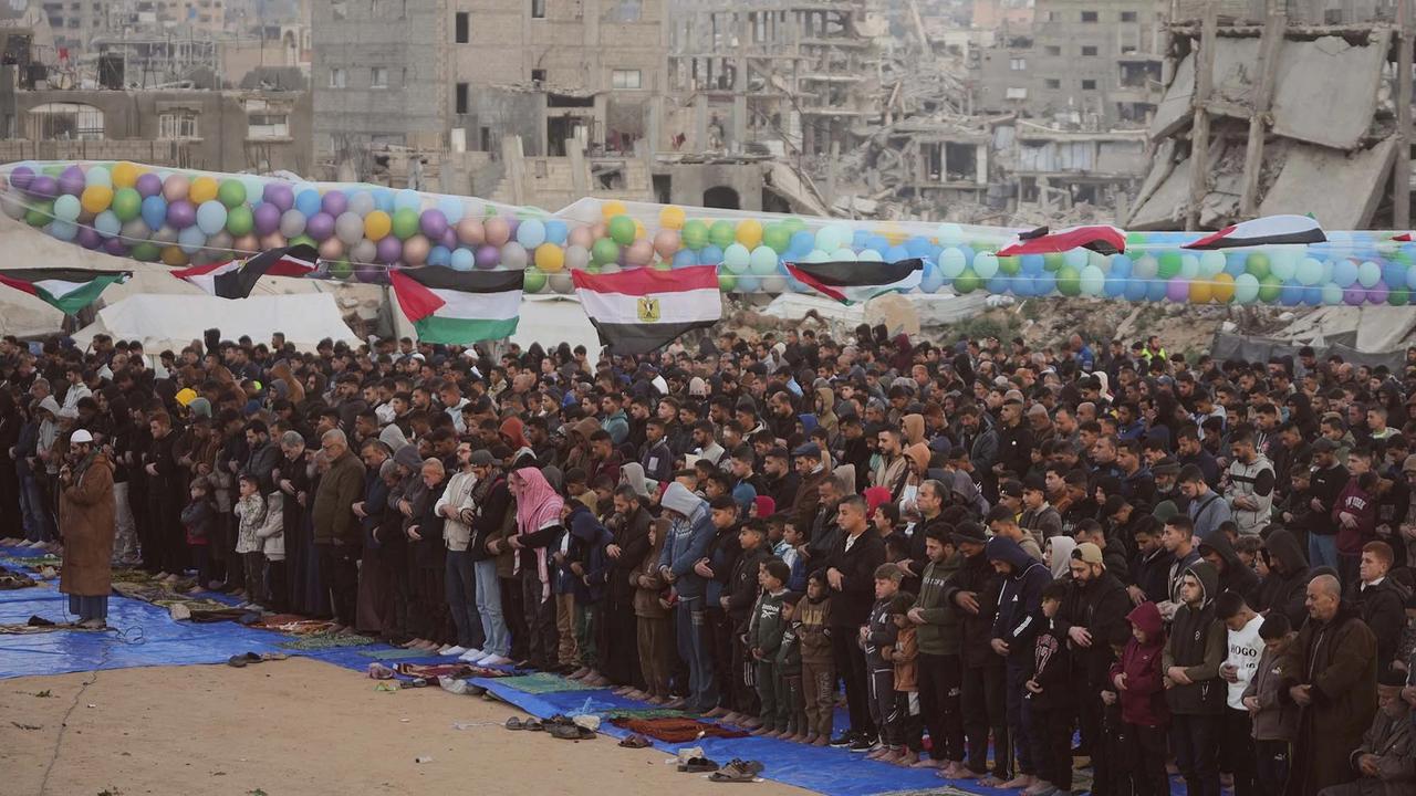 FOTO: Salat Idul Fitri di Tengah Reruntuhan Gaza