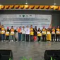 Senior Manager Community PT Agincourt Resources Christine Pepah (tengah berbaju oranye), Pj Sekda Tapanuli Selatan M. Frananda (tengah berkemeja putih), dan Linda Kristina Bangun dari Dinas Kesehatan Sumatra Utara berfoto bersama kepala desa dan lurah usai Deklarasi Stop BABS Batangtoru dan Muara Batangtoru, Rabu (21/12/2022). (Dok: PTAR)