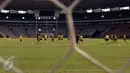 Pemain Sriwijaya FC menjalani latihan ringan di Lapangan Gelora Bung Karno Jakarta, Sabtu (2/4). Pertandingan Semi Final piala Bhayangkara memperubatkan juara 3 Sriwijaya FC akan melawan Bali United. (Liputan6.com/JohanTallo)