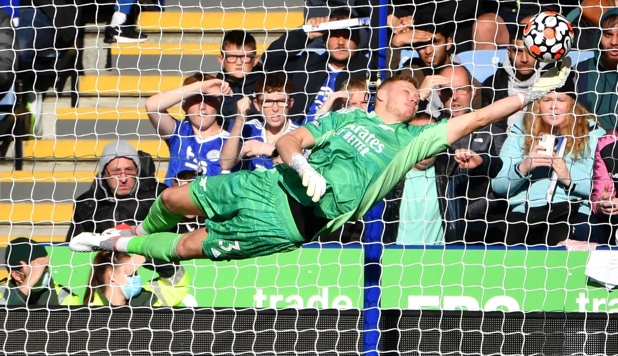 Aaron Ramsdale berhasil menggeser Bernd Leno dari posisi penjaga gawang Arsenal berkat konsistensinya. Hingga pekan ke-10 Liga Inggris, ia belum tergantikan. Ramsdale tercatat telah membuat empat clean sheet sejauh ini. (AFP/Justin Tallis)