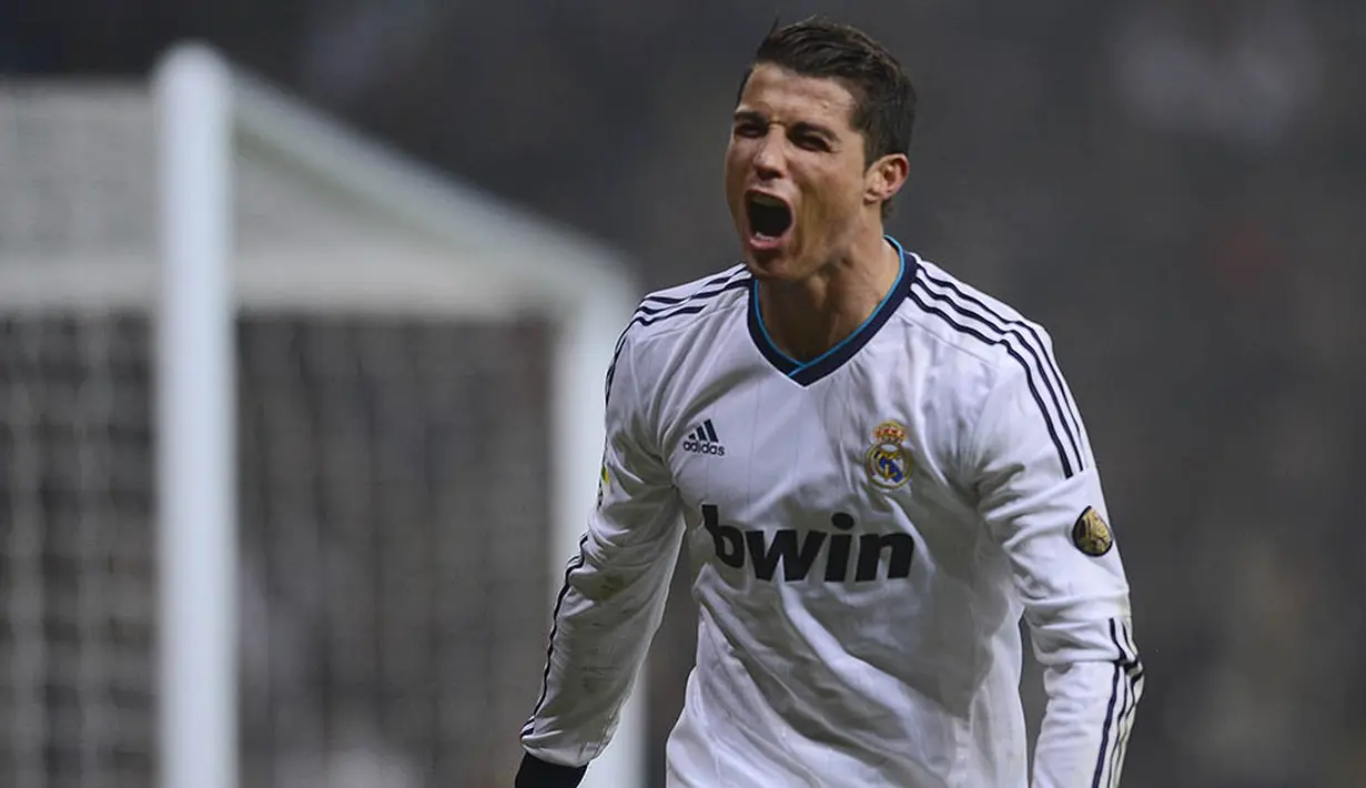 Cristiano Ronaldo - Pria berkebangsaan Portugal ini sukses meraih tiga kali gelar pemain terbaik dunia. Bintang Madrid itu berhasil meraih gelar pada tahun 2008, 2013 dan 2014. (AFP/Pierre-Philippe Marcou)