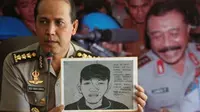 Kepala Bagian Penerangan Umum Polri Kombes Boy Rafli Amar menunjukkan sketsa wajah pengirim paket bom buku di Kantor KBR68H saat jumpa pers di Mabes Polri, Jakarta. (Antara)
