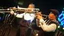 Para penonton pun ikut bernyanyi sambil melambaikan tangan.
Lagu yang terkemas dalam album Mereka Tak Pernah Mengerti tersebut begitu terasa khidmat. (Liputan6.com/IG/@antotipex)