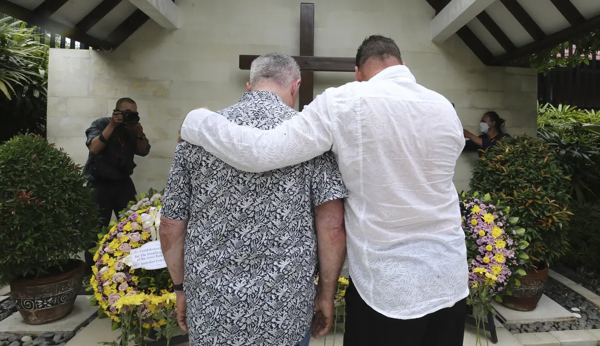 Kerabat memberikan penghormatan dalam upacara peringatan 20 tahun bom Bali yang menewaskan lebih dari 200 orang, di Kuta, Bali, Rabu (12/10/2022). Peristiwa Bom Bali I telah memasuki tahun ke-20. (SONNY TUMBELAKA / AFP )