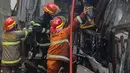 <p>Hingga kini, belum diketahui pasti penyebab kebakaran yang melanda gudang penyimpanan barang bekas tersebut. (merdeka.com/Arie Basuki)</p>