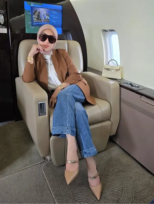 Atasan dipadukan celana denim panjang. Tak lupa ia pun membawa tas Hermes kali ini berukuran mini berwarna putih. Syahrini juga mengenakan heels coklat dari Hermes.[@princessyahrini]