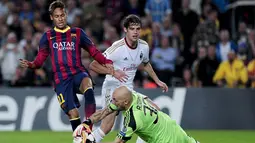 Neymar da Silva Santos dihadang kiper Chistian Abbiati pada Liga Champions antara Barcelona vs AC Milan di stadion Nou Camp di Barcelona (06/11/2013).(AFP/Josep Lago)