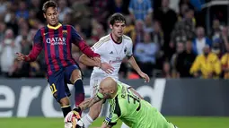 Neymar da Silva Santos dihadang kiper Chistian Abbiati pada Liga Champions antara Barcelona vs AC Milan di stadion Nou Camp di Barcelona (06/11/2013).(AFP/Josep Lago)
