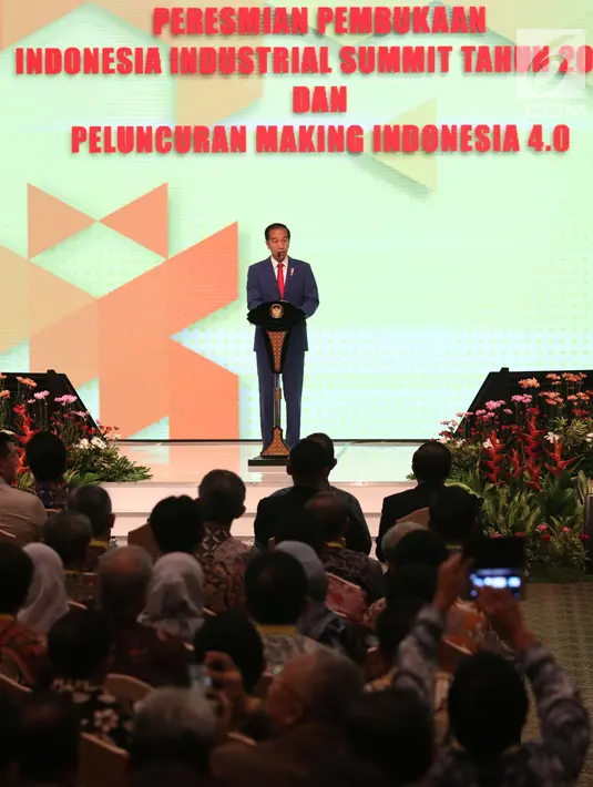 Presiden Joko Widodo (Jokowi) memberikan sambutan saat meluncurkan peta jalan dan strategi Indonesia untuk menerapkan revolusi industri jilid 4 di Jakarta Convention Center, Rabu (5/4). Peta itu diberi nama Making Indonesia 4.0 (Liputan6.com/Angga Yuniar)