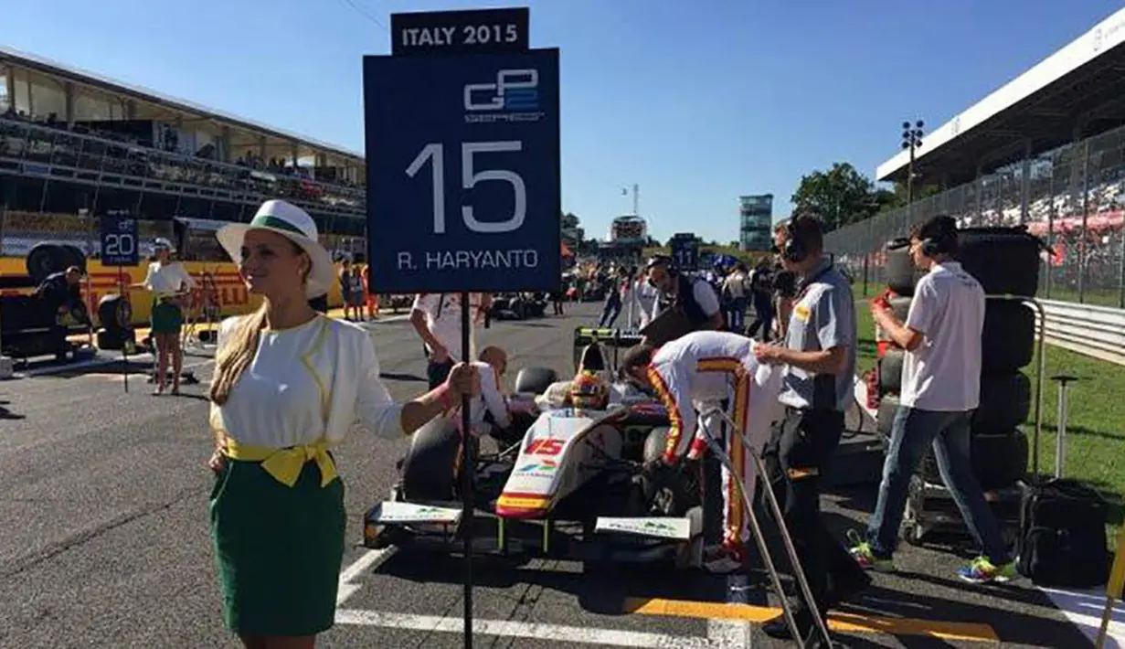 Pebalap asal Indonesia, Rio Haryanto, bersiap mengikuti balap Feature Race GP2 Seri Italia di Sirkuit Monza, Italia, Sabtu (5/9/2015) siang waktu setempat. (Bola.com/Reza Khomaini)