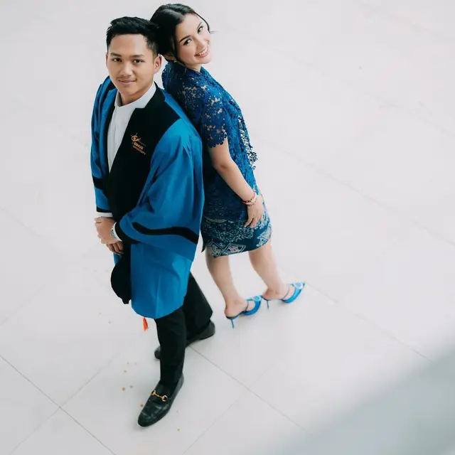 6 Potret Sarah Menzel di Momen Wisuda Azriel Hermansyah,