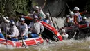 Tim Arung Jeram dari negara Kroasia,Italia dan Perancis (ki-ka) bersaing di Kejuaraan Dunia Arung Jeram 2015, Sukabumi, Jawa Barat, (7/12). Sebanyak 23 negara dari berbagai belahan benua mengikuti kejuaraan dunia ini. (REUTERS/Beawiharta)