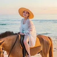 Potret Nagita Slavina sedang berkuda (Instagram/@raffinagita1717)