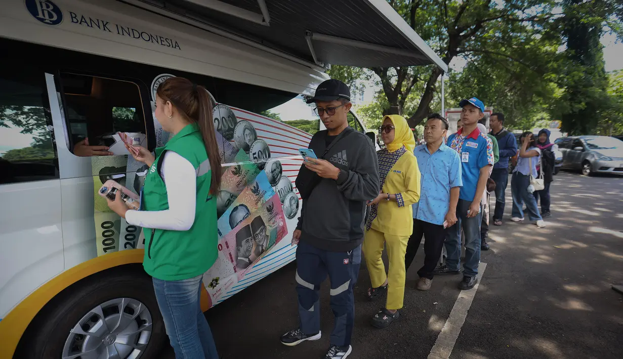 Warga antre untuk menukarkan uang di pelayanan mobil kas keliling Bank Indonesia di Stasiun Gambir, Jakarta, Senin (16/3/2026). Jelang perayaan Hari Raya Idul Fitri 1447 Hijriah, kebutuhan masyarakat terhadap uang rupiah layak edar meningkat. (Kapanlagi.com/Budy Santoso)