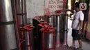 Pekerja mencetak lilin untuk perayaan Tahun Baru Imlek di Tangerang, Banten, Kamis (4/2/2021). Pandemi COVID-19 tahun ini berdampak pada permintaan lilin Imlek yang biasanya ditulisi doa dan harapan dalam bahasa Mandarin tidak seramai tahun sebelumnya. (Liputan6.com/Angga Yuniar)