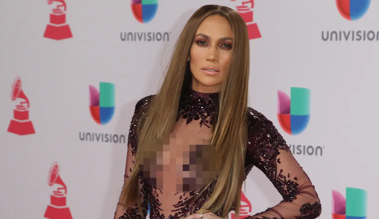 Jennifer Lopez berpose saat tiba menghadiri Latin Grammy Awards ke-17 di T-Mobile Arena, Las Vegas, AS (17/11). Bergaun bernuansa ungu tua transparan J-Lo tampil cantik dan seksi dengan rambut terurai. (AFP PHOTO/Tommaso Boddi)