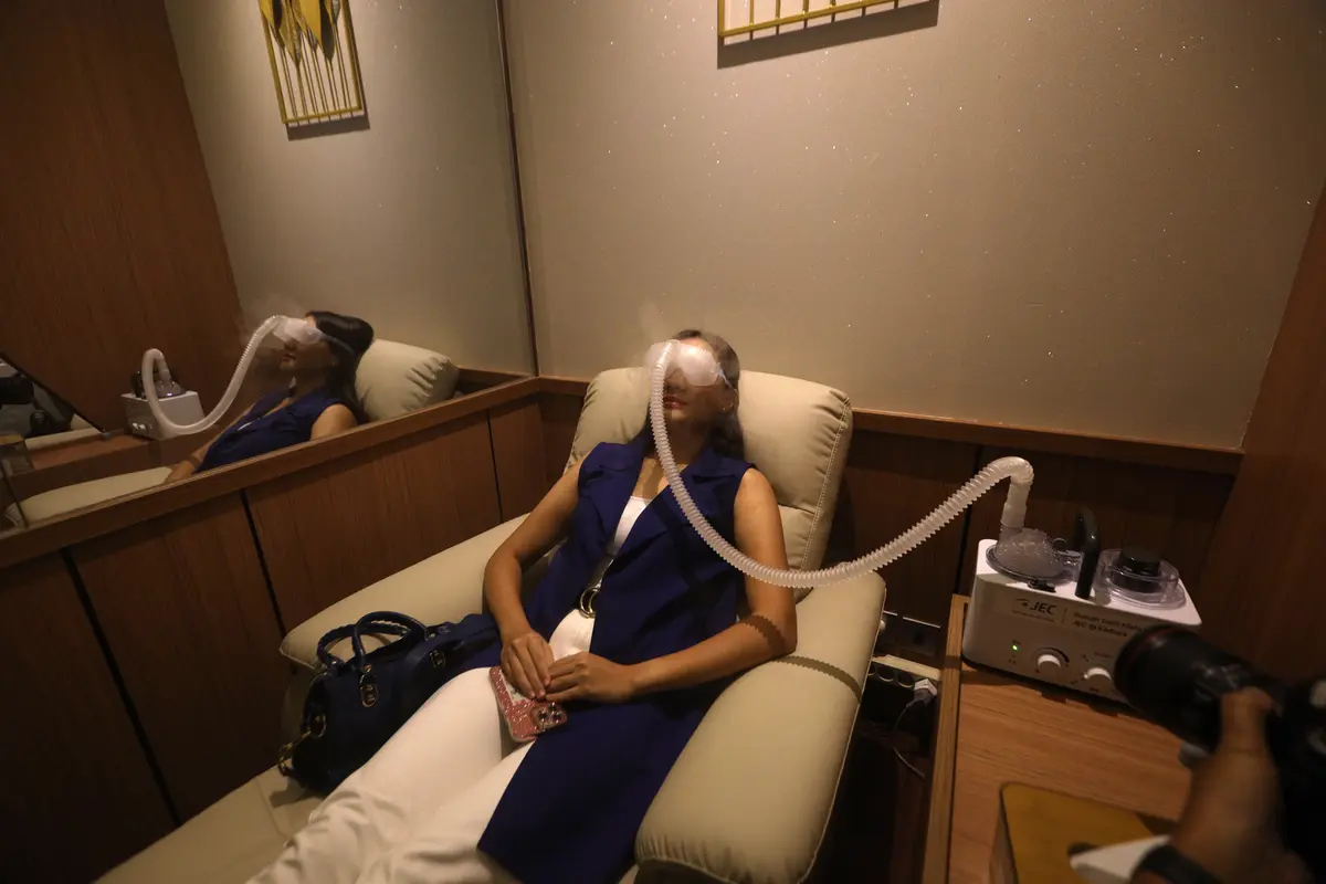 Cleo JKT48 menjajal spa mata kering yang dapat membantu meredakan gejala mata kering akibat screen time berlebih. Dengan uap larutan khusus, perawatan ini memberikan hidrasi, kenyamanan, dan relaksasi instan untuk mata yang lebih sehat. (Foto: Istimewa)