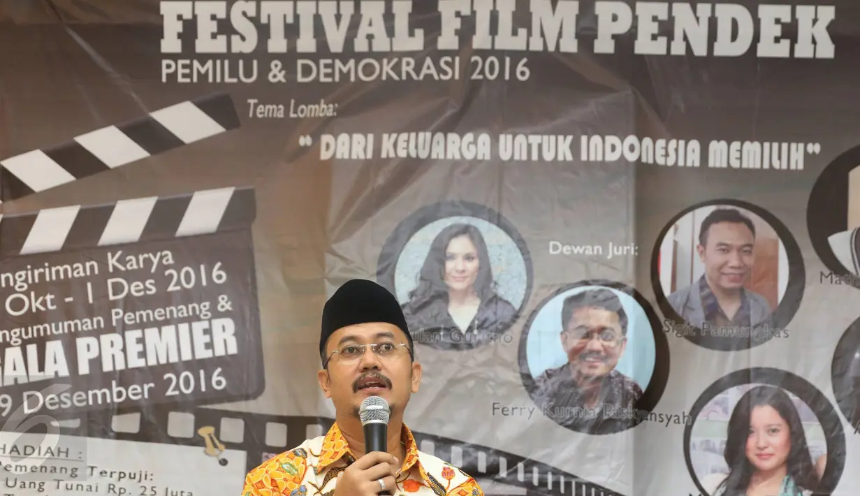Komisioner KPU Ferry Kurnia Rizkiyansyah mengatakan festival film pendek diadakan untuk mengedukasi pemilih dengan film pendek yang berisi muatan nilai-nilai demokrasi, ketika konferensi pers di Jakarta, Jumat (7/10). (Liputan6.com/Immanuel Antonius)