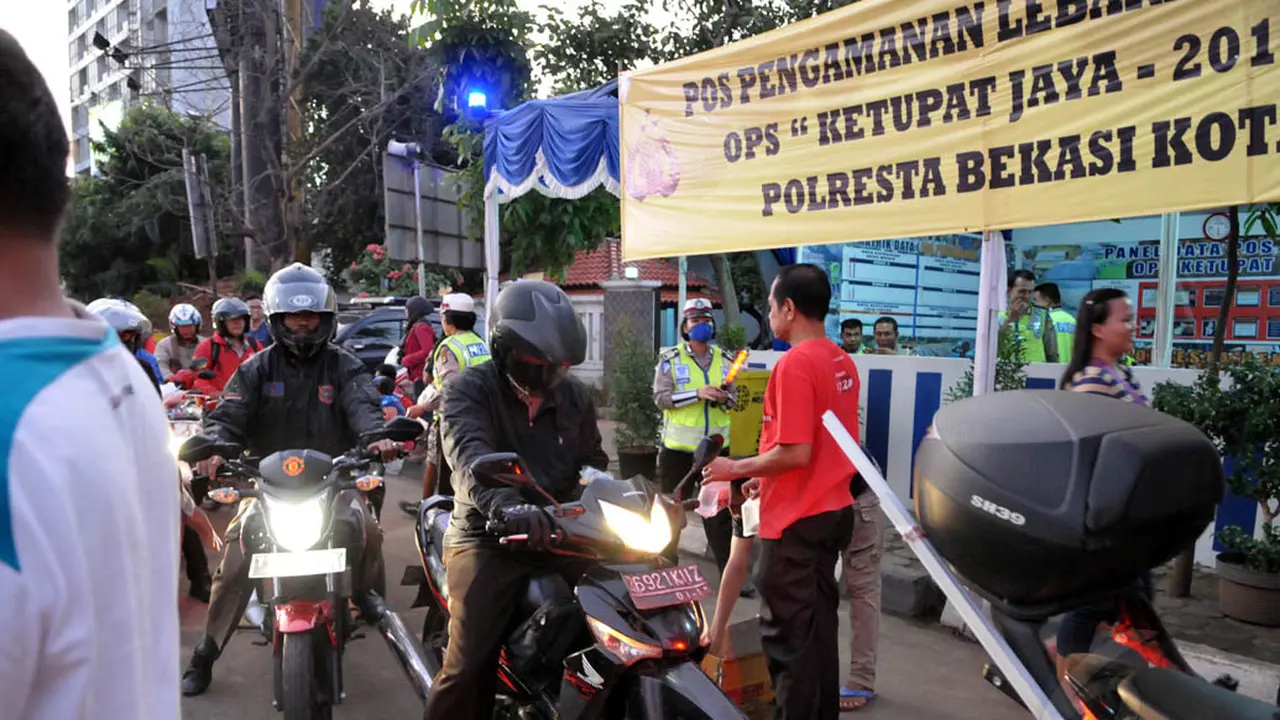 H-4, Ratusan Pemudik Motor Mulai Padati Jalan Kalimalang