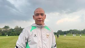 Pelatih Timnas Indonesia U-19, Nova Arianto. (Bola.com/Ana Dewi).