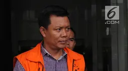 Tersangka mantan anggota DPRD Sumut, Muslim Simbolon usai menandatangani berkas perpanjangan penahanan di gedung KPK, Jakarta, Senin (1/10). Muslim Simbolon diduga menerima suap penyetujuan Laporan Pertanggungjawaban APBD 2012. (Merdeka.com/Dwi Narwoko)