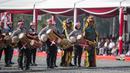 Prajurit TNI dan Polri berkolaborasi memainkan rampak gendang dalam HUT ke-73 Bhayangkara di Monas, Jakarta, Rabu (10/7/2019). HUT Bhayangkara ke-73 ini bertemakan ‘Dengan semangat Promoter, pengabdian Polri, untuk masyarakat, bangsa, dan negara. (Liputan6.com/Faizal Fanani)