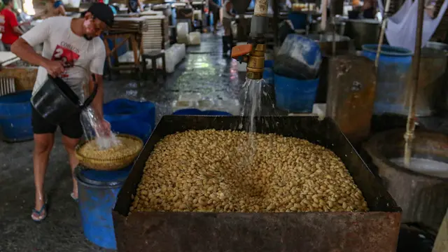 Harga Kedelai Naik, Perajin Tahu Tertekan