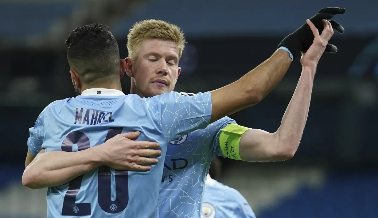 Gelandang Manchester City, Kevin De Bruyne berselebrasi dengan Riyad Mahrez setelah mencetak gol ke gawang Borussia Dortmund pada leg pertama perempat final Liga Champions di Etihad Stadium, Rabu (7/4/2021) dini hari WIB. Man City menjungkalkan Dortmund dengan skor 2-1. (AP Photo/Dave Thompson)