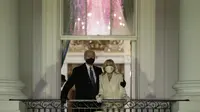 Jill dan Joe Biden menyaksikan kembang api dari balkon Gedung Putih, 20 Januari 2021.  (AP Photo/Evan Vucci)