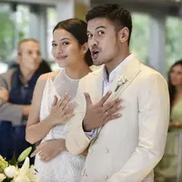 Pasangan yang tengah Chicco Jerikho dan Putri Marino kini tengah menikmati kebahagiaan sebagai pengantin baru. Keduanya baru saja melangsungkan pernikahan di Bali pada Sabtu (3/3/2018). (Instagram/chicco.jerikho)