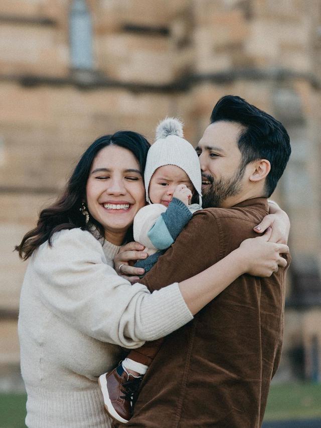 6 Gaya Pemotretan Keluarga Kecil Acha Sinaga, Baby Lucas Curi Perhatian