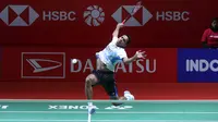 Tunggal putra Indonesia, Chico Aura Dwi Wardoyo melepaskan smes saat melawan wakil Denmark, Anders Antonsen pada babak 32 besar Indonesia Masters 2024 di Istora Senayan Jakarta, Rabu (24/1/2024). Chico kalah dua gim langsung dengan skor 15-21 dan 10-21. (Bola.com/M Iqbal Ichsan)