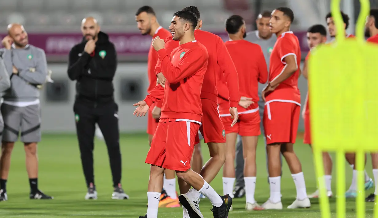 Bek Maroko #02 Achraf Hakimi (depan) mengikuti sesi latihan jelang menghadapi Portugal pada perempat final Piala Dunia 2022, di Stadion Al Duhail SC di Doha, Jumat (9/12/2022). Salah satu dari Maroko atau Portugal akan gugur dan pulang. Yang lolos akan menghadapi Inggris atau juara bertahan Prancis di babak semifinal.  (KARIM JAAFAR / AFP)