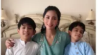 5 Momen Kebersamaan Bunga Zainal Bersama Dua Anaknya, Kompak Banget