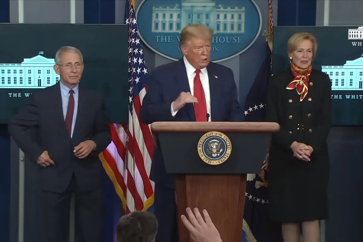 Presiden AS Donald Trump bersama Dr. Anthony Fauci dan Dr. Deborah Birx yang menjadi penasihat Gedung Putih melawan Virus Corona (COVID-19)