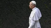 Paus Leo XIV berjalan di Vatikan sebelum doa Regina Caeli, pada 11 Mei 2025. (Filippo MONTEFORTE/AFP)