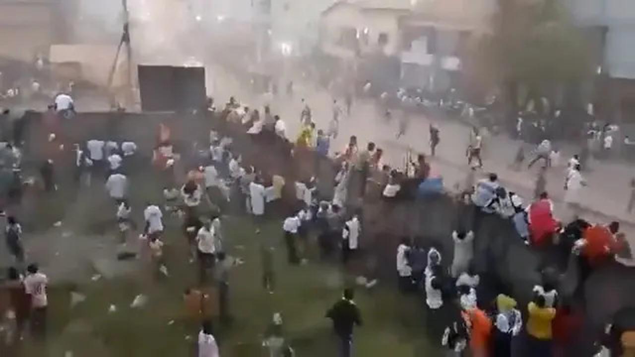 Suporter Sepak Bola Rusuh, 56 Orang Tewas Saat Berdesak-desakan di Stadion