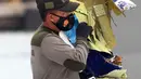 Tentara membawa serpihan pesawat Sriwijaya Air SJ 182 di Dermaga JICT 2, Jakarta, Minggu (10/1/2021). Tim selam Marinir TNI AL berhasil menemukan dan mengevakuasi serpihan pesawat Sriwijaya Air SJ 182 yang kemudian diserahkan ke Basarnas, Kepolisian, serta KNKT. (Liputan6.com/Helmi Fithriansyah)