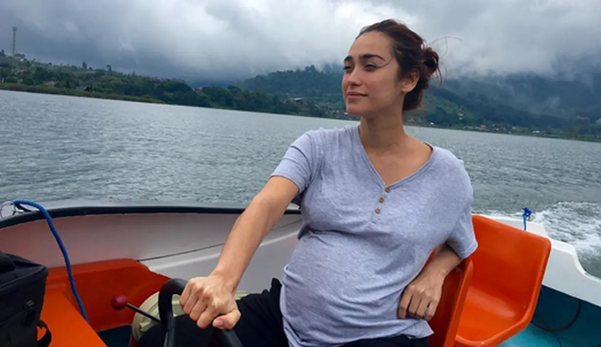 Kabar bahagia itu beredar dari beberapa foto yang beredar melalui media sosial. Salah satunya yang mengunggah adalah sahabatnya Davina Veronica. (dok. Instagram)